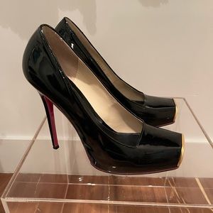 Alexander McQueen black patent stilettos w. gold front accent. 40 (aka US 10)